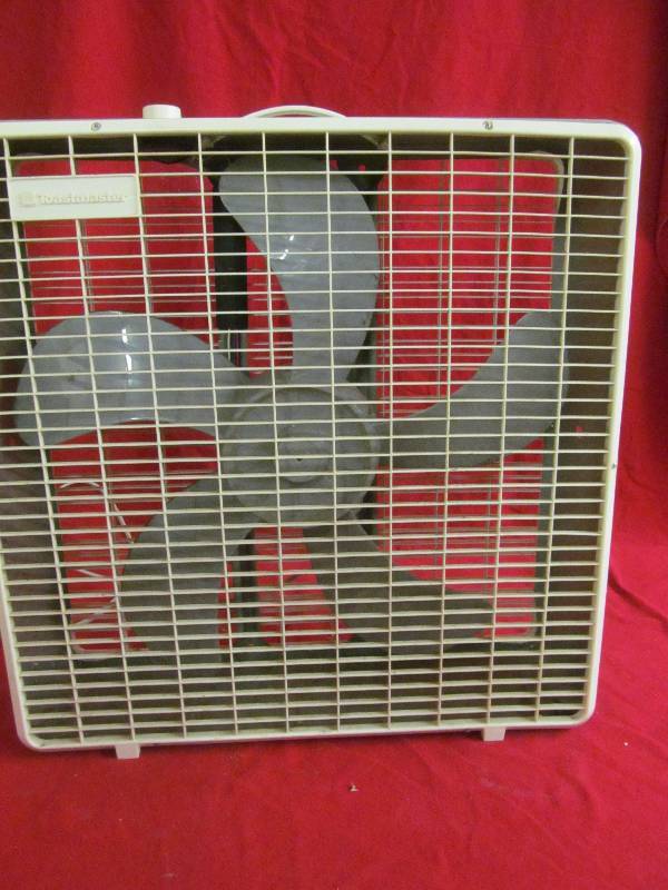 lot 43 image: Toastmaster box fan