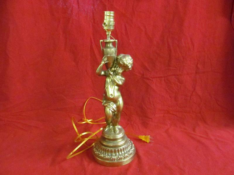 lot 47 image: vintage table lamp