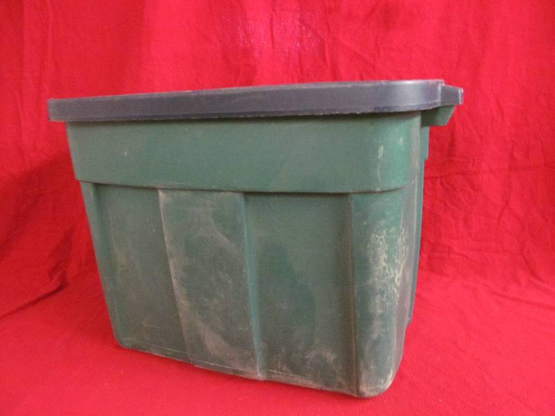 lot 58 image: Rubbermaid tote