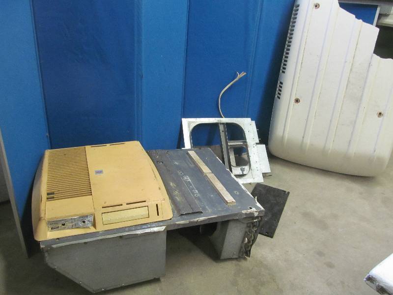 lot 61 image: Rv roof mounting air conditioning unit