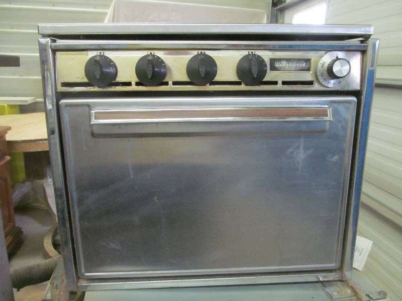 lot 63 image: Wedgewood gas stove