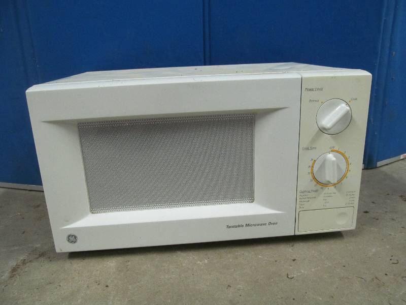 lot 70 image: GE microwave