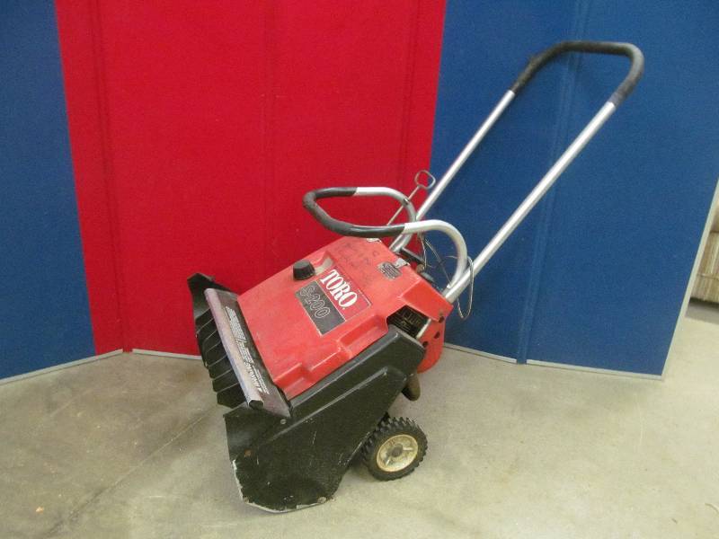 lot 94 image: Toro snow shovel