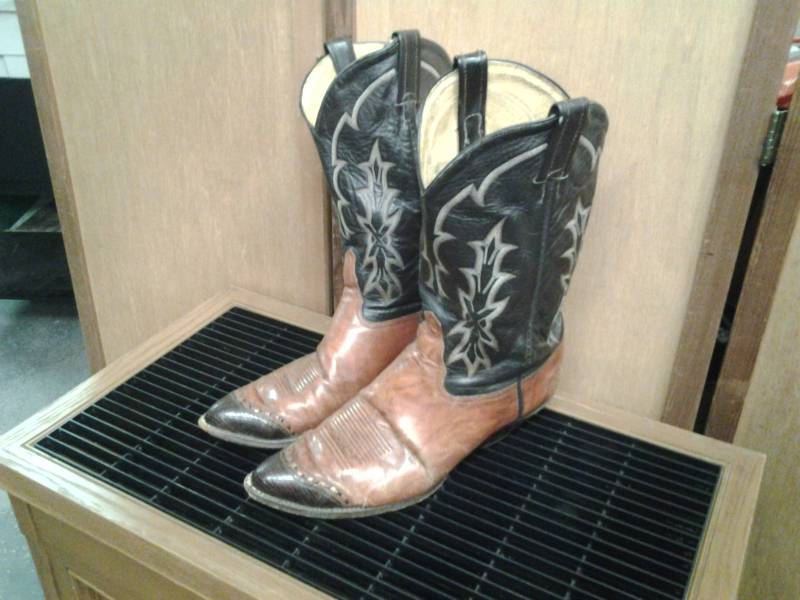 lot 13 image: Tony Lama Cowboy Boots Size 12