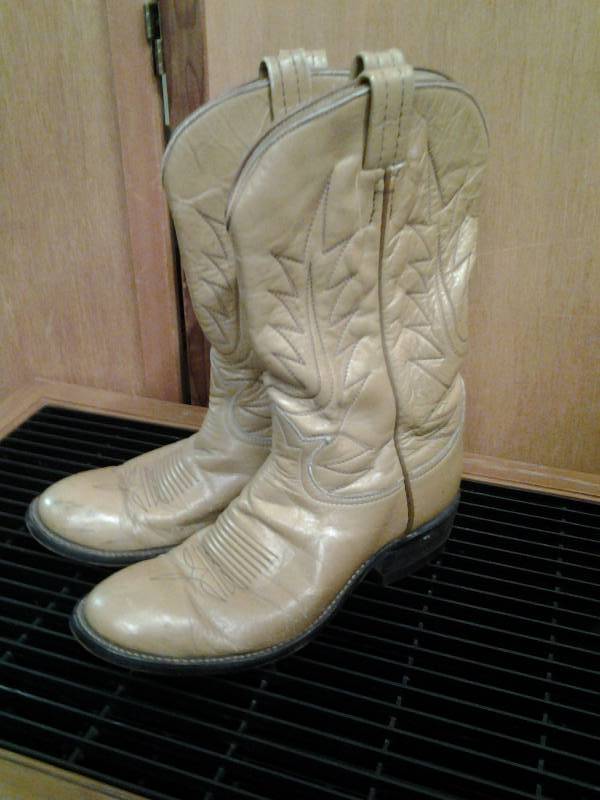 lot 14 image: Tony Lama Cowgirl Boots Size 5