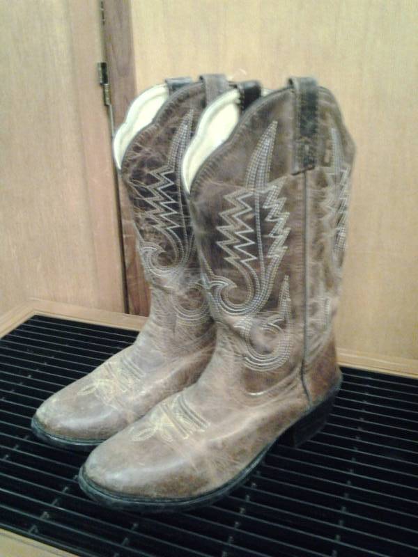 lot 15 image: Smokey Mountain Cowgirl Boots Size 4