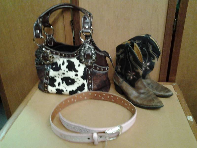 lot 20 image: Smokey Mountain girls Boots Size 2.5, Tony Lama Belt Size 36, Cowhide Purse
