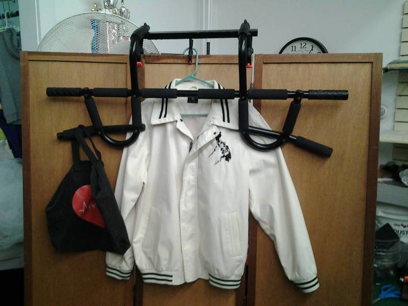lot 28 image: Doorway Pull-Up Bar, Mens Lightweight Jacket Size Large