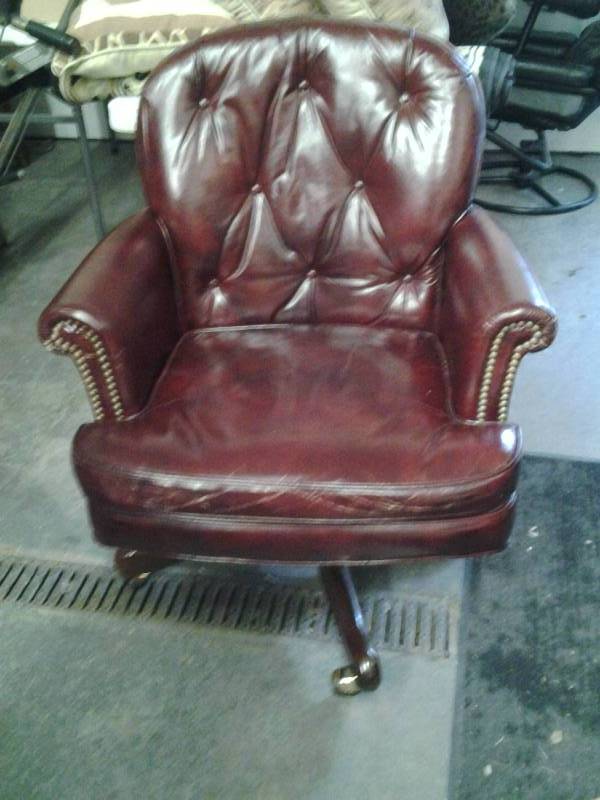 lot 31 image: Burgundy Executive Chair (Leather-)