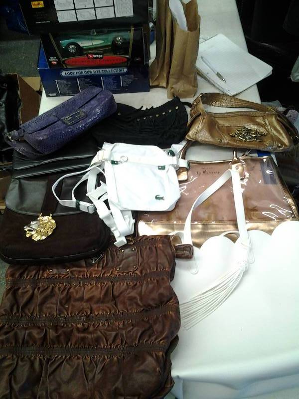 lot 45 image: 9 Assorted Purses