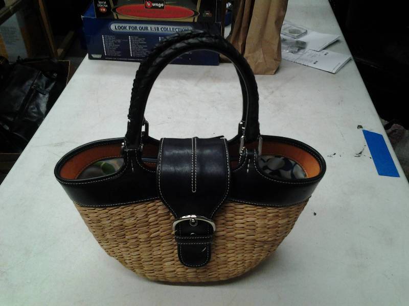 lot 46 image: COACH Purse