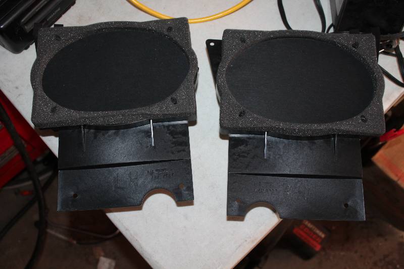 lot 4 image: 9.5 Car Speakers