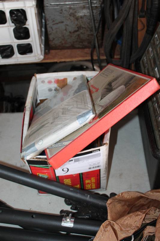 lot 9 image: Box Lot of Various Knick-Knacks