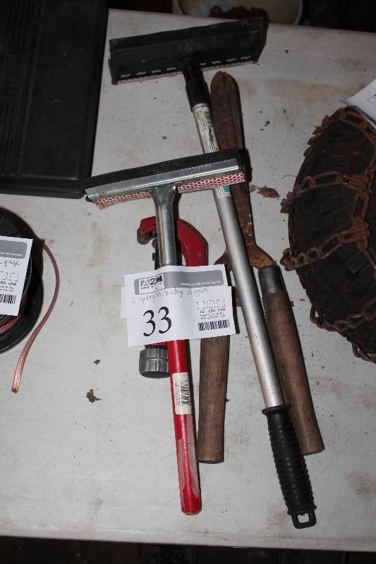 lot 33 image: 2 Squeegees, 1 Hedge Clipper and more