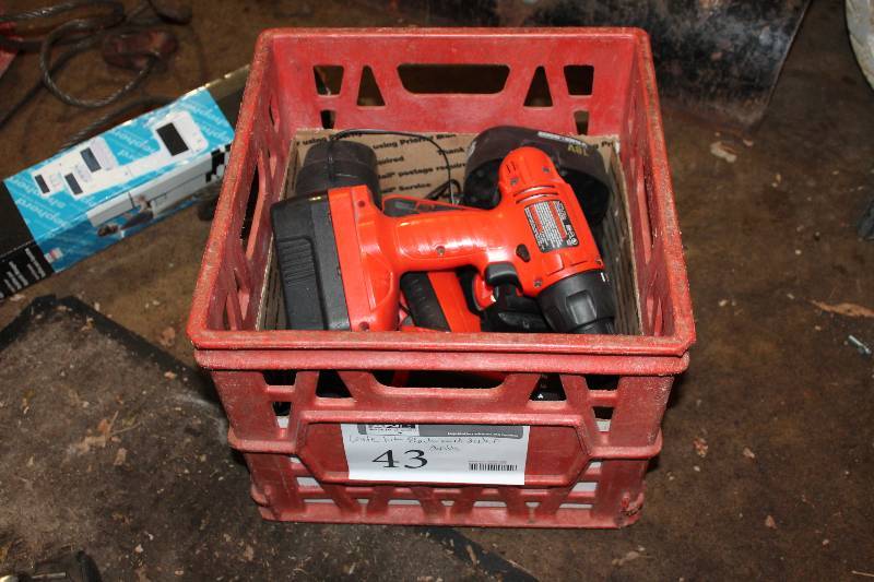 lot 43 image: Crate Lot of Various Black and Decker Drills and Batteries