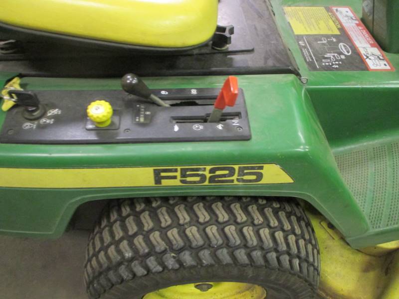 lot 2 image: John Deer F525 Lawnmower wSnowblower