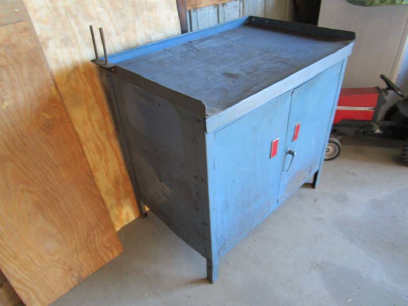 lot 8 image: Shop Cabinet