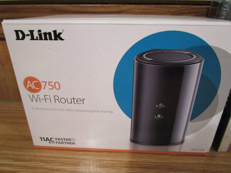 lot 21 image: WiFi Router, (2) Earthnet Adapters, Wireless PC Card