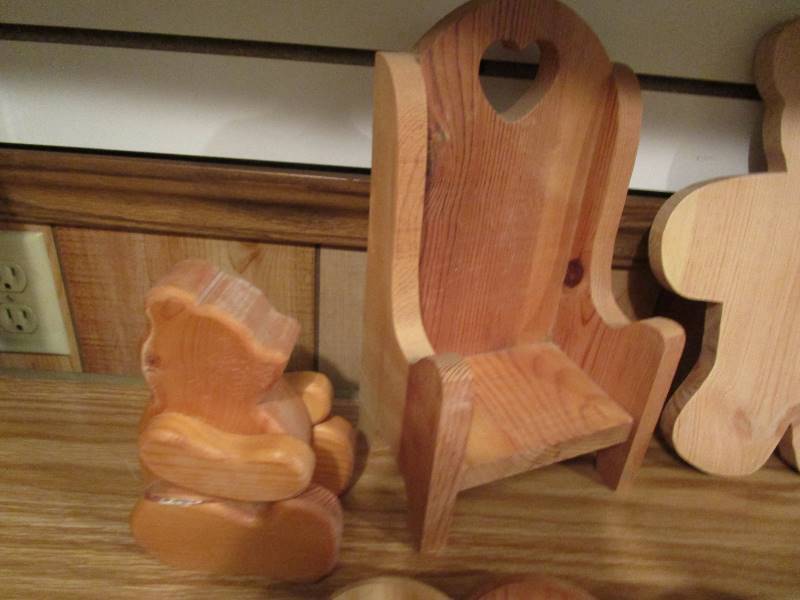 lot 25 image: Misc Craft Wood