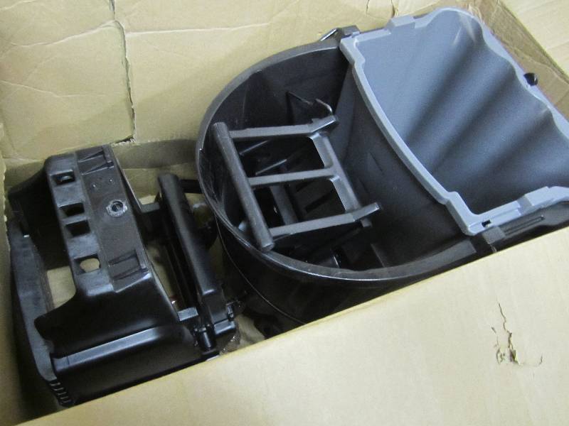 lot 4 image: Rubbermaid WaveBrake 35 Quart Side ...