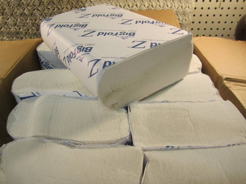 lot 10 image: Case of 2200 Premium White Folded T...
