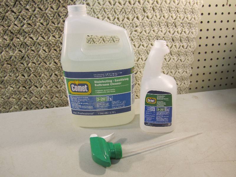 lot 68 image: Lot of 3 Comet Bathroom Cleaner Ref...