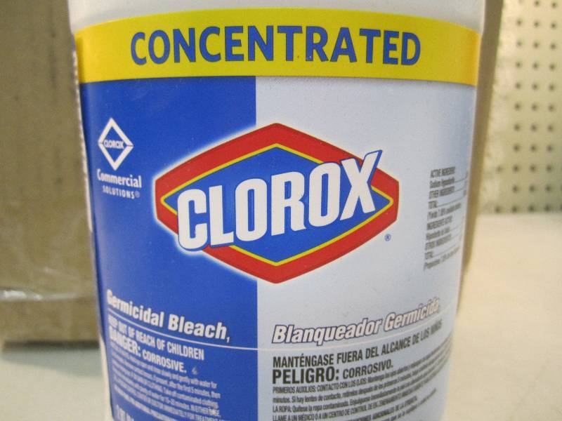 lot 77 image: Lot of 4 Clorox Germicidal Bleach 2...
