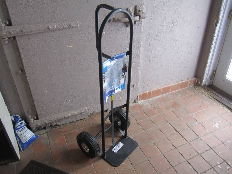 lot 85 image: Milwaukee 800 lb Hand Truck with Pn...