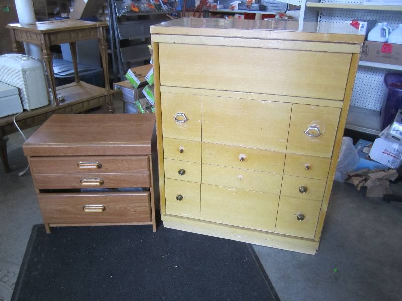 lot 181 image: 4-Drawer Dresser and 2-Drawer Night...