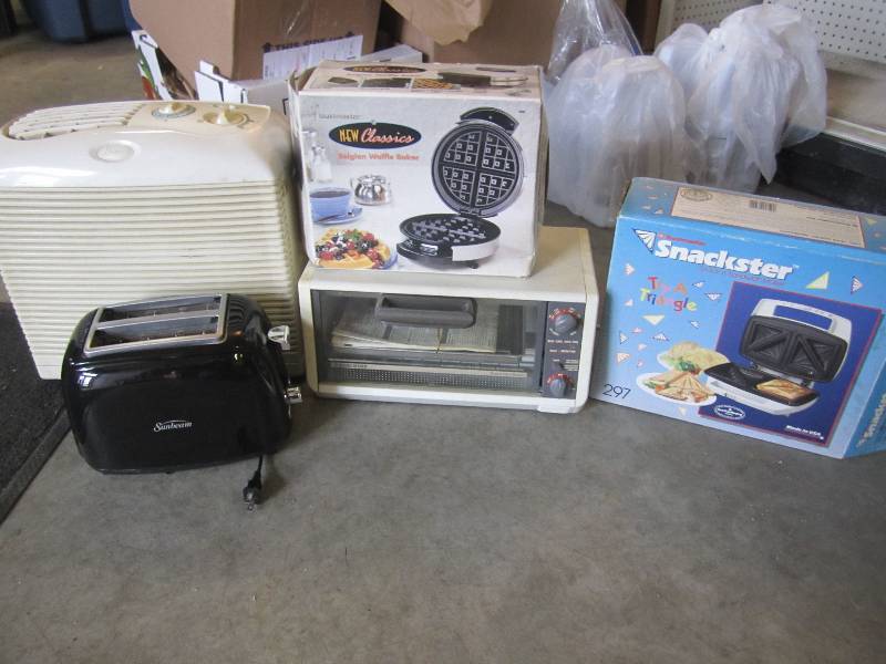lot 184 image: Lot of Electric Kitchen Items and A...