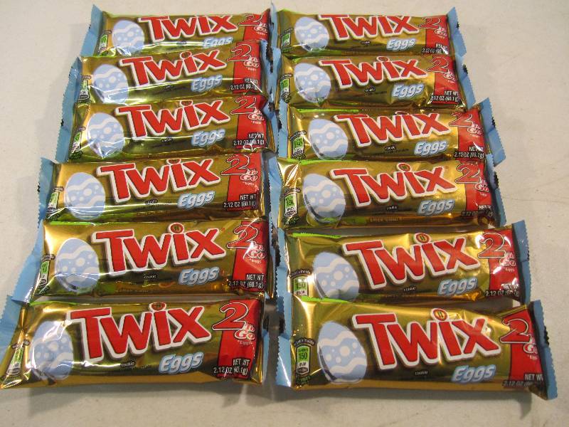 lot 189 image: Lot of 12 Twix Eggs Cookies Caramel...