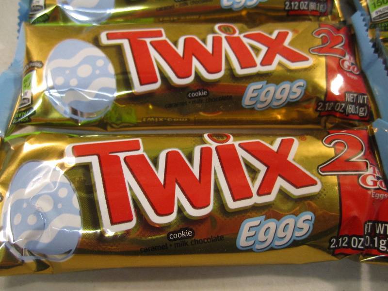 lot 190 image: Lot of 12 Twix Eggs Cookies Caramel...