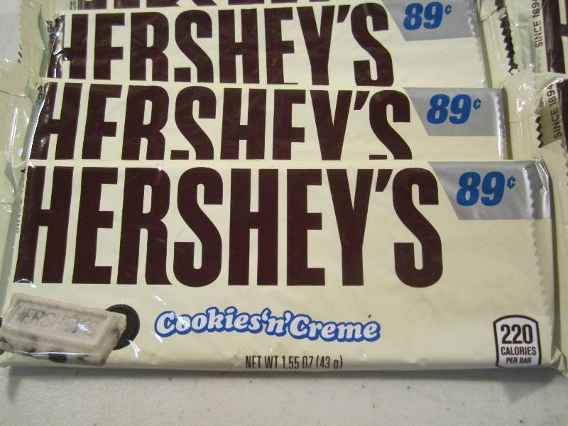 lot 196 image: Lot of 12 Hersheys Cookies n Crea...