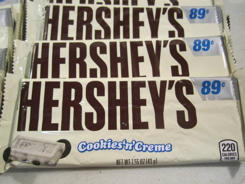 lot 197 image: Lot of 12 Hersheys Cookies n Crea...