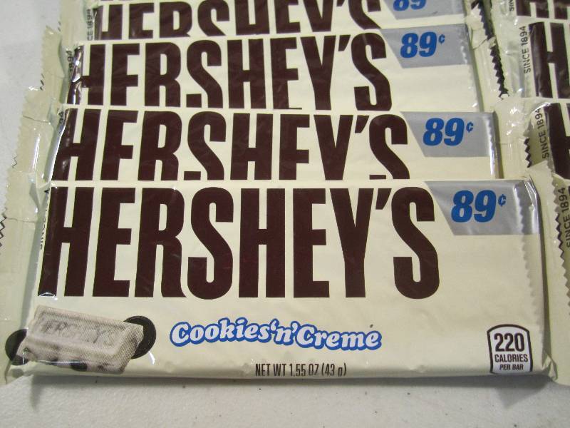 lot 198 image: Lot of 12 Hersheys Cookies n Crea...