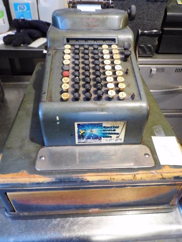 lot 9 image: Vintage Cash Register