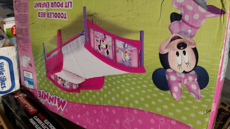 lot 1003 image: Minnie Mouse Toddler Bed