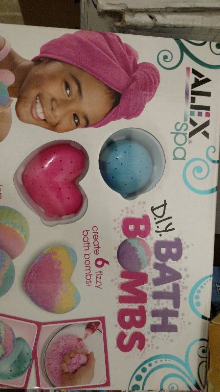 lot 1104 image: Alex Spa DIY Bath Bombs