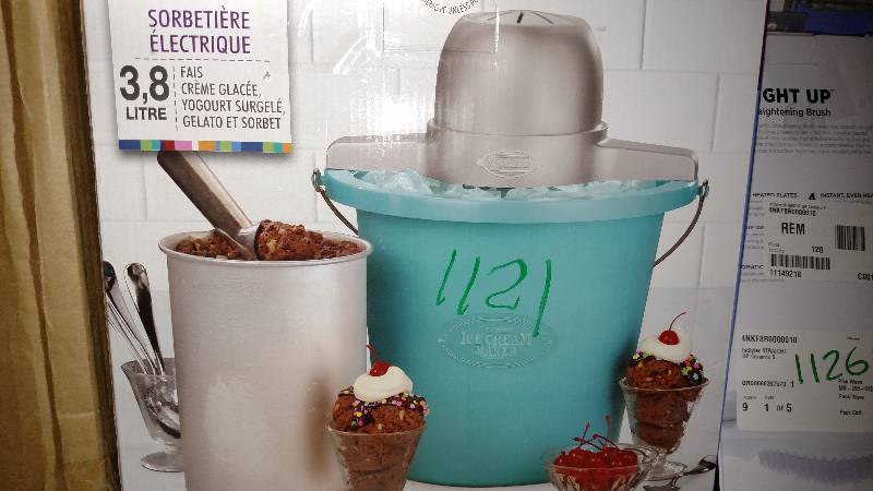 lot 1121 image: Nostalgia 4-qt. Ice Cream Maker