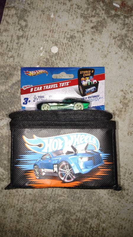 lot 1136 image: Neat-Oh Hot Wheels 9-Car Travel Tote with Car