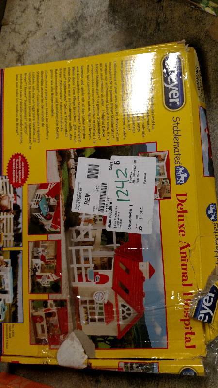 lot 1242 image: Breyer Stablemates Deluxe Animal Hospital
