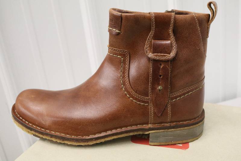 lot 11 image: Mens Boots