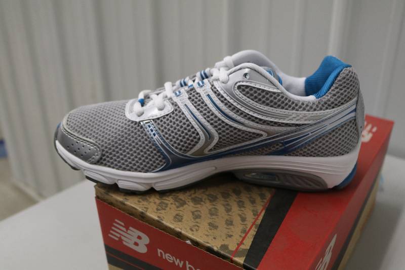 lot 20 image: Womens Shoes
