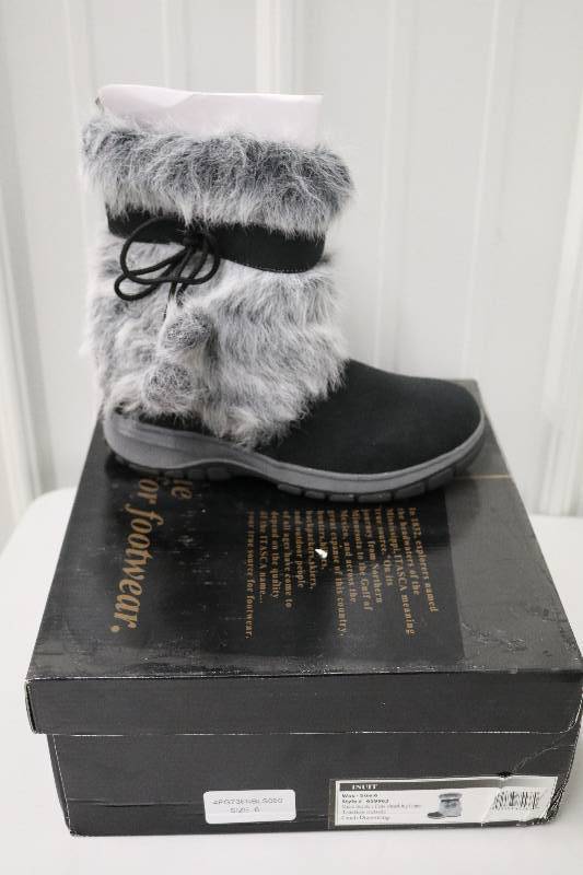 lot 41 image: Womens Boots