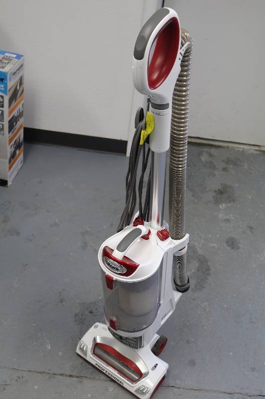 lot 206 image: Shark Vacuum