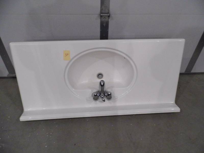 Sink w Faucet