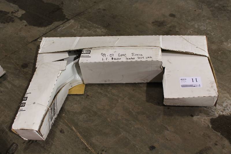 lot 11 image: 1999-2007 GMC Sierra Left Front Fender Assembly