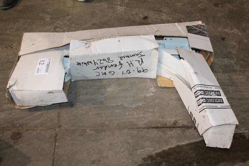 lot 12 image: 1999-2007 GMC Sierra Left Front Fender Assembly