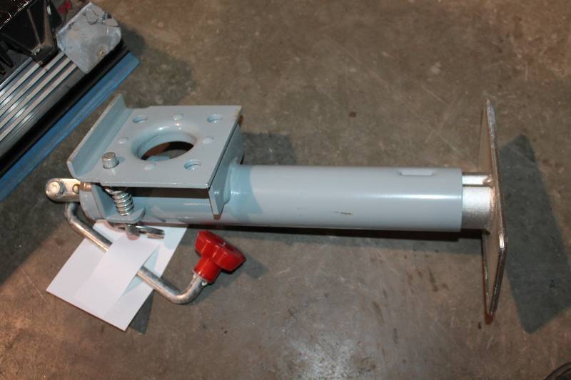 lot 33 image: Workshop Tools 2000lb. Trailor Jack