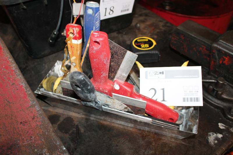 lot 21 image: Lot of (8) Putty Knives, Caulk Gun, Carpenter Square